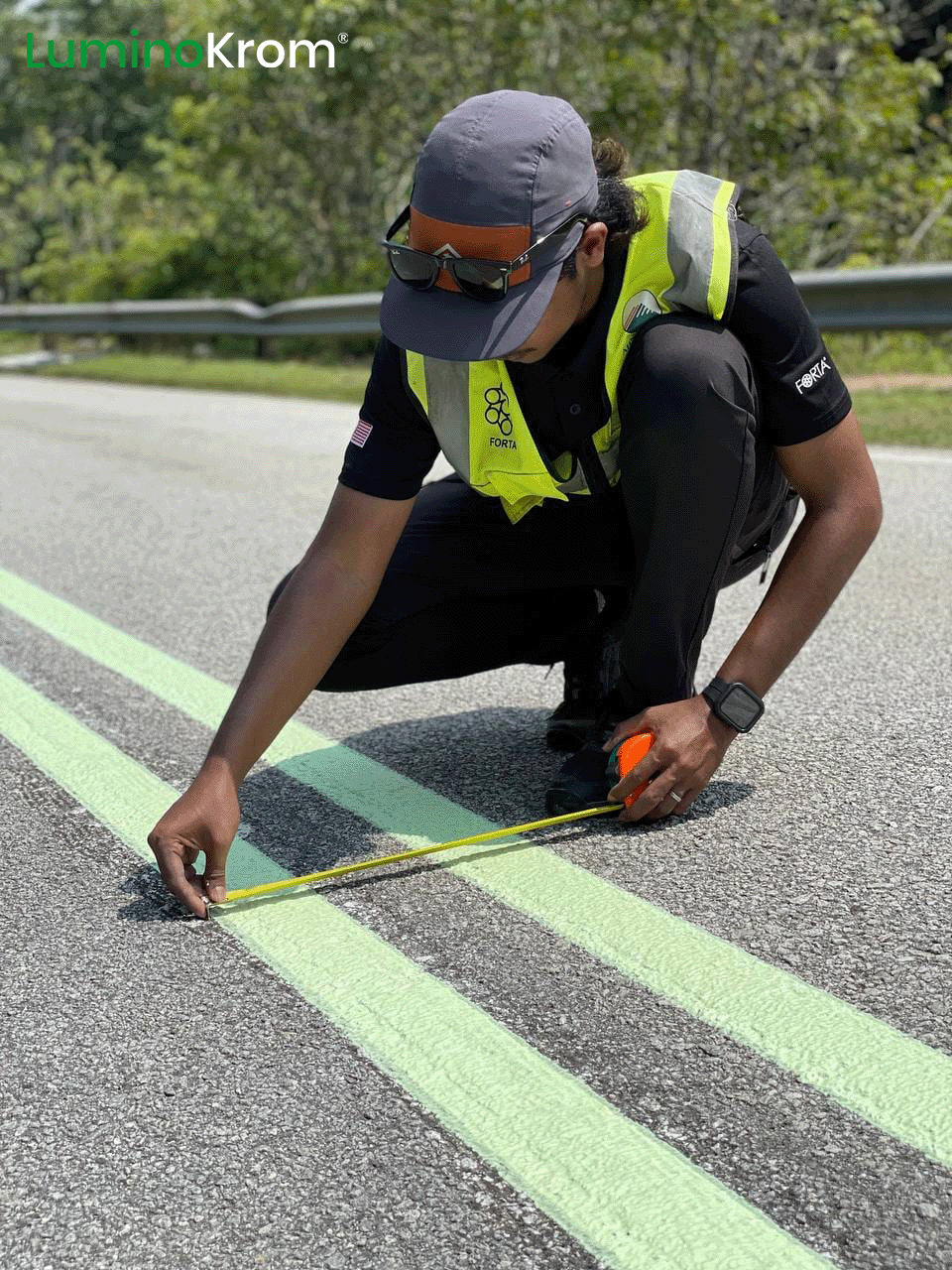 Supervisor controlando patrón y distanciamiento de demarcación vial