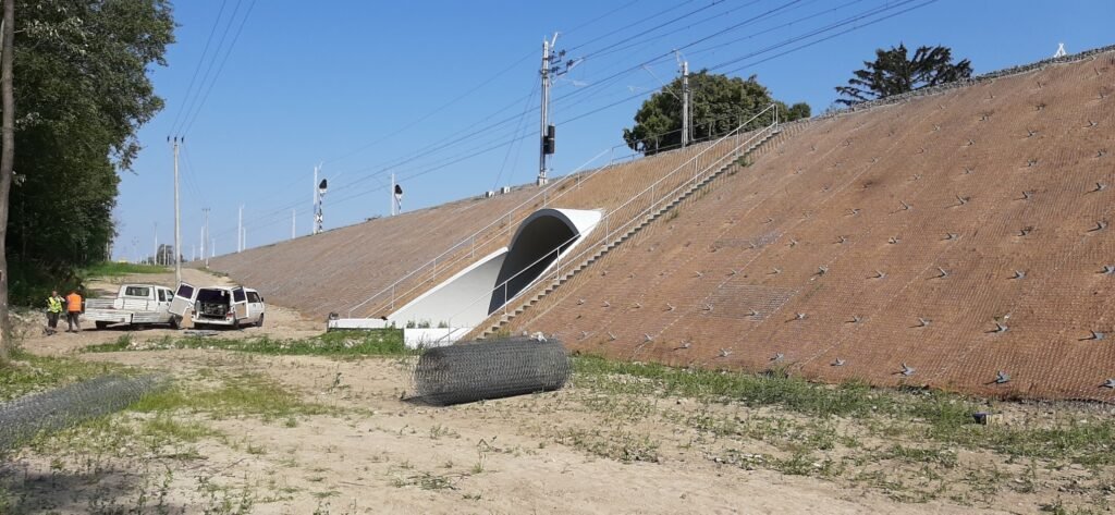 Talud de carretera estabilizado con mallas hexagonales