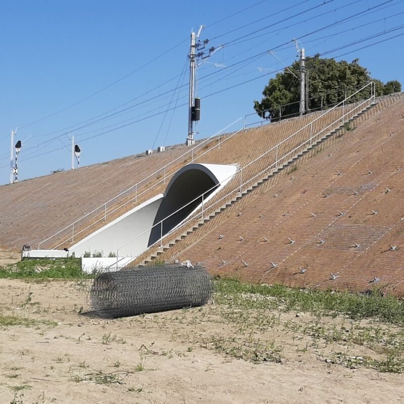 Talud de carretera estabilizado con mallas hexagonales