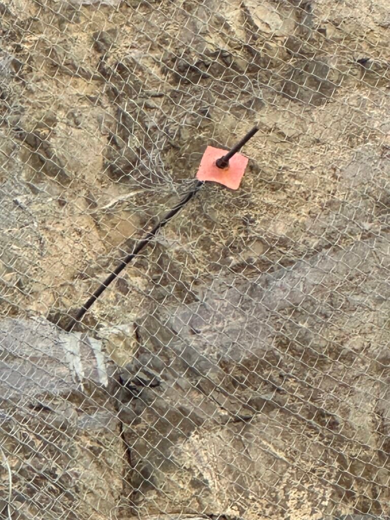 Anclaje corroído y sujeción ineficaz